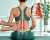Persona seduta vista di schiena con rappresentazione anatomica della colonna lombosacrale e della muscolatura paravertebrale.